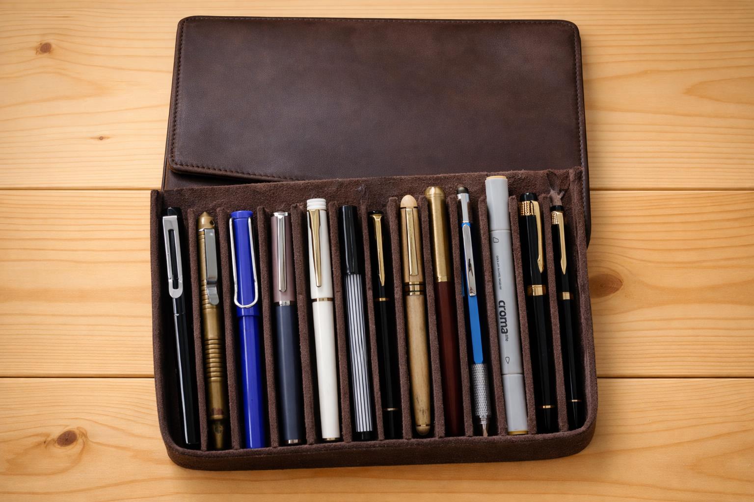 Iguana Pen Case Brown, 12 Writing Items