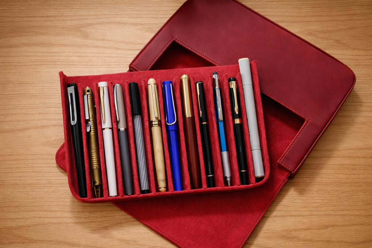 Iguana Pen Case Red, 12 Writing Items